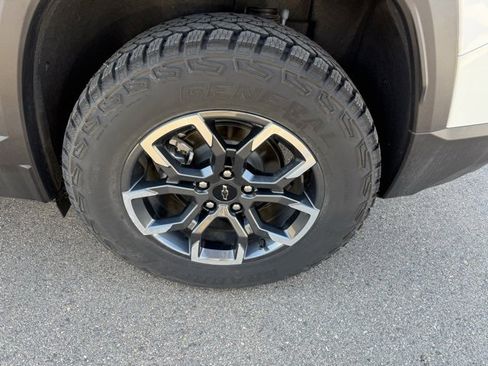 Used 2025 Chevrolet Equinox ACTIV w/ Safety and Technology Package image 12