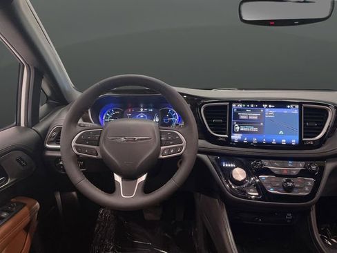 Used 2024 Chrysler Pacifica Pinnacle image 5