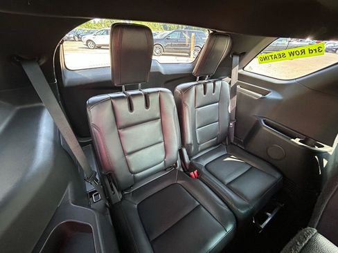 Used 2016 Ford Explorer XLT w/ Equipment Group 202A AWD/4WD image 13