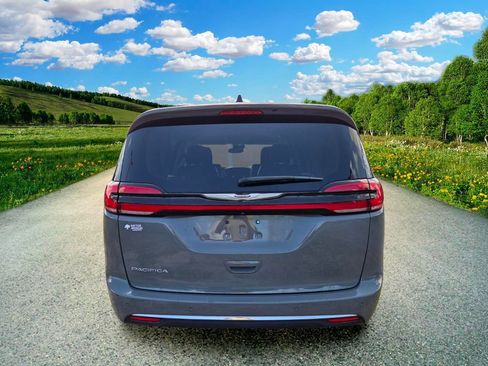 Used 2023 Chrysler Pacifica Touring-L FWD image 5
