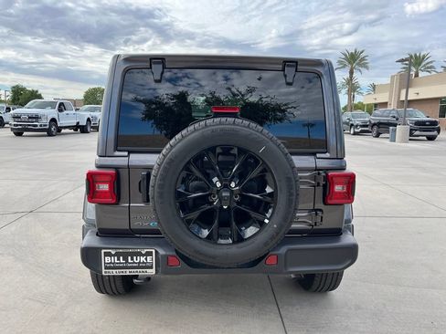Used 2025 Jeep Wrangler Unlimited Sahara AWD/4WD image 9