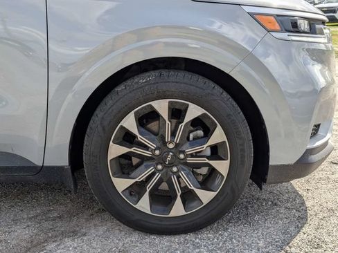 Used 2024 Kia Carnival EX FWD image 11