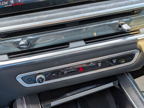 Used 2025 BMW X7 xDrive40i w/ Premium Package image 24