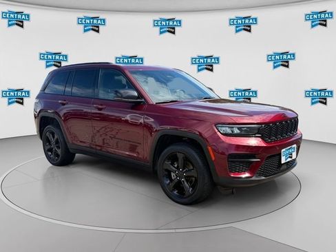 Used 2023 Jeep Grand Cherokee Altitude AWD/4WD image 8