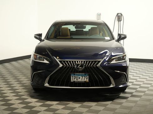 Used 2025 Lexus ES 350 w/ Premium Package FWD image 2