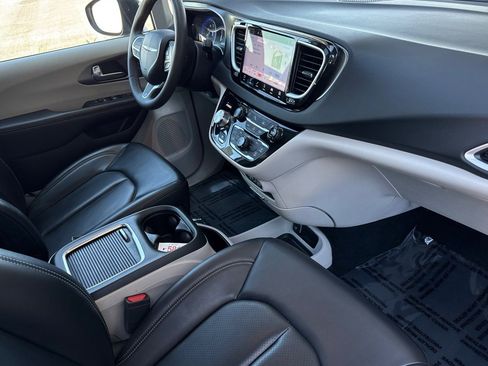 Used 2023 Chrysler Pacifica Touring-L FWD image 19