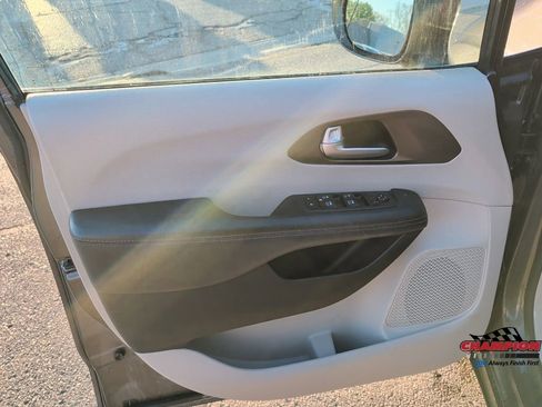 Used 2018 Chrysler Pacifica Touring-L Plus w/ Advanced Safetytec Group FWD image 13