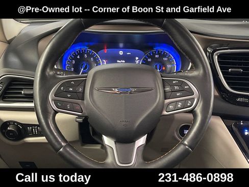 Used 2017 Chrysler Pacifica Touring-L Plus w/ Advanced Safetytec Group FWD image 21