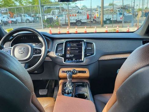 Used 2022 Volvo XC90 T6 Momentum AWD/4WD image 8