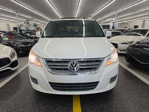 Used 2011 Volkswagen Routan SEL FWD image 3