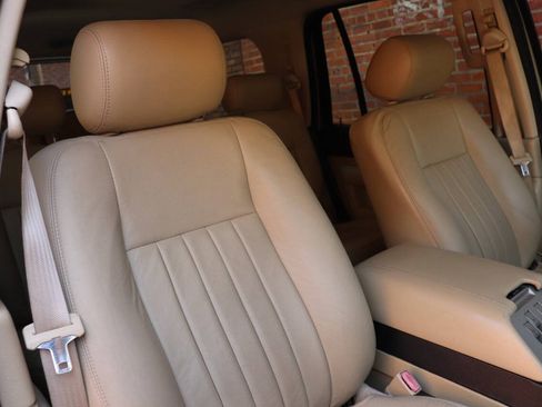 Used 2006 Lincoln Navigator Luxury RWD image 32
