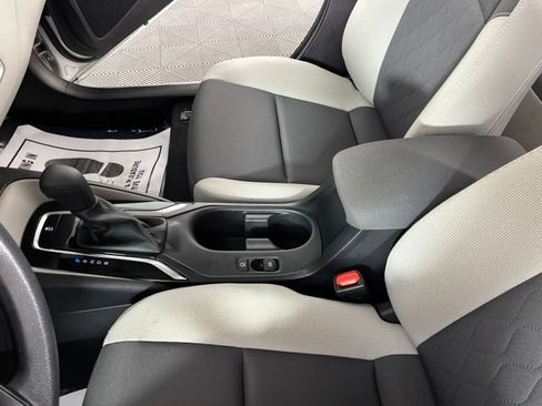 Used 2025 Toyota Corolla LE FWD image 30