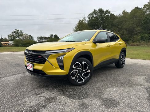 Used 2025 Chevrolet Trax RS image 2