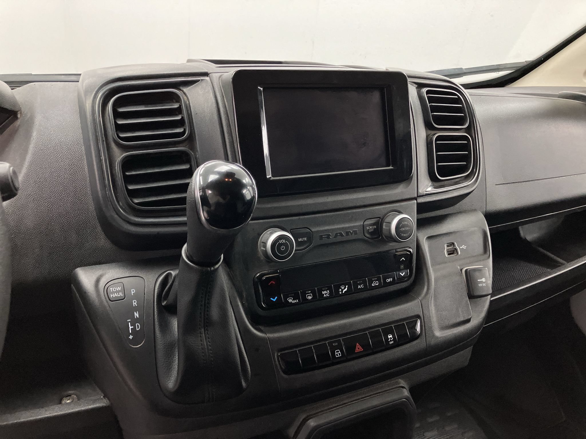 Used 2024 RAM ProMaster 2500 w/ Convenience Group FWD image 11
