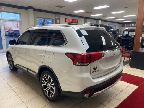 Used 2017 Mitsubishi Outlander GT image 3