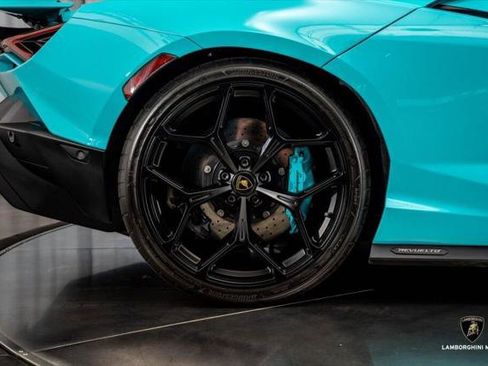 Used 2025 Lamborghini Revuelto image 35