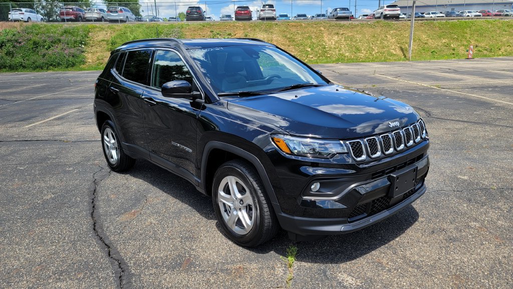 Used 2024 Jeep Compass Latitude AWD/4WD image 16