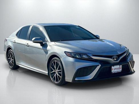 Certified 2021 Toyota Camry SE image 3