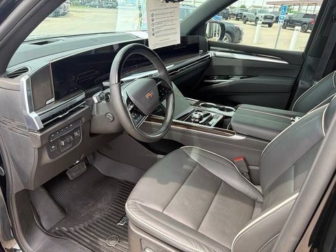 Used 2025 Cadillac Escalade ESV Premium Luxury w/ LPO, Floor Liner Package AWD/4WD image 10
