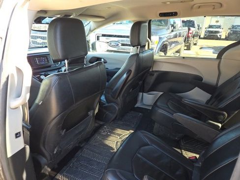 Used 2017 Chrysler Pacifica Touring-L image 16