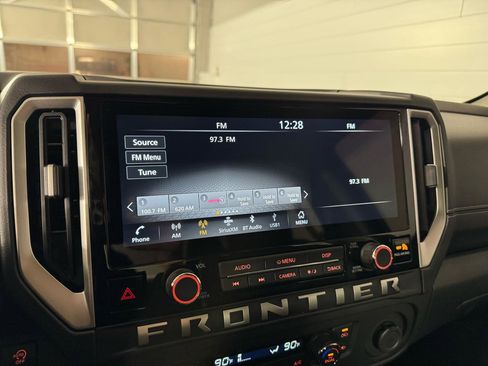 Used 2025 Nissan Frontier SV w/ SV Convenience Package image 21