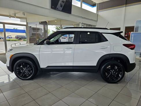 New 2026 Chevrolet TrailBlazer LT w/ Midnight Edition FWD image 3