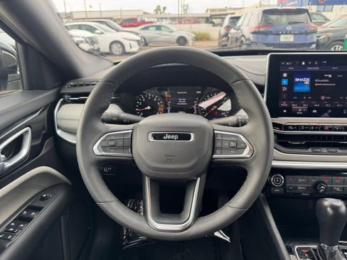 Used 2025 Jeep Compass Limited image 28