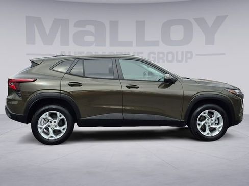 Used 2024 Chevrolet Trax LS w/ LS Convenience Package image 6