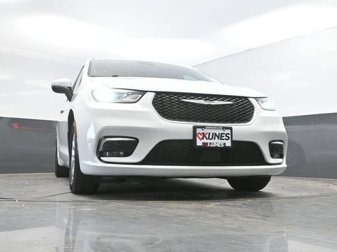 Used 2023 Chrysler Pacifica Touring-L FWD image 35