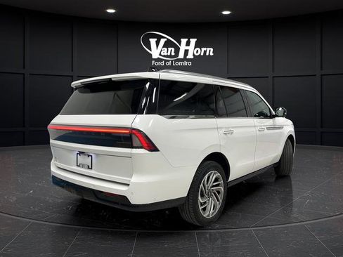 Used 2025 Lincoln Navigator Reserve image 3