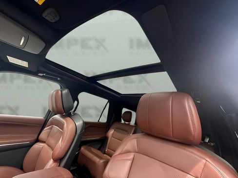 Used 2025 Lincoln Navigator Reserve AWD/4WD image 6