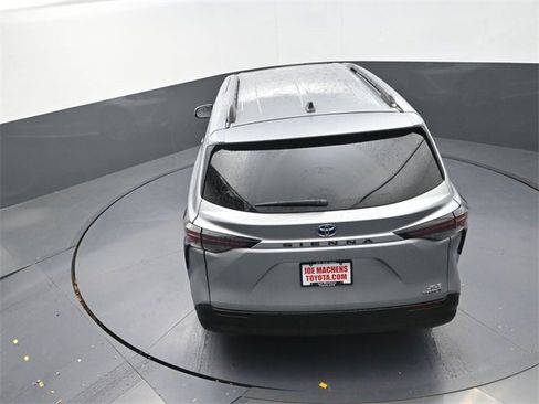Used 2024 Toyota Sienna XLE image 21