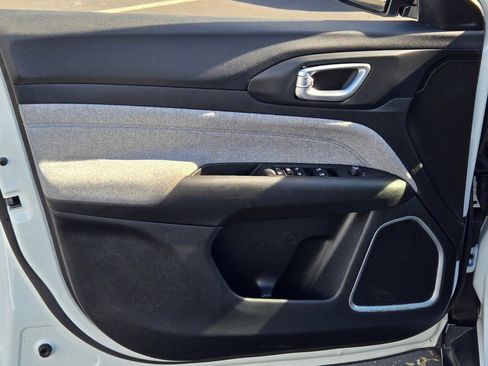 Used 2025 Jeep Compass Latitude image 19