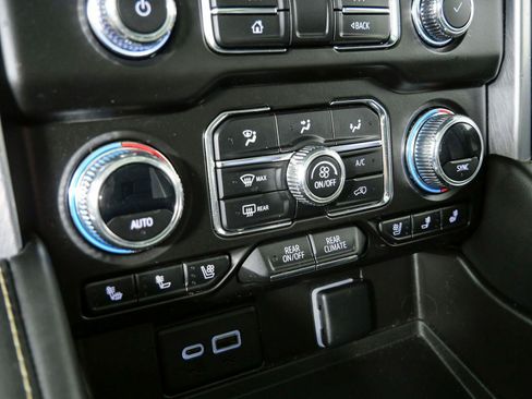 Used 2023 GMC Yukon XL SLT AWD/4WD image 17