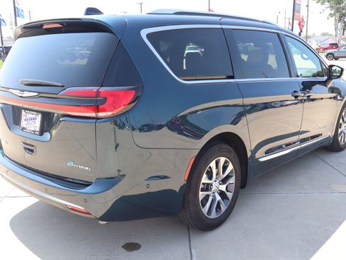 Used 2025 Chrysler Pacifica Pinnacle FWD image 5