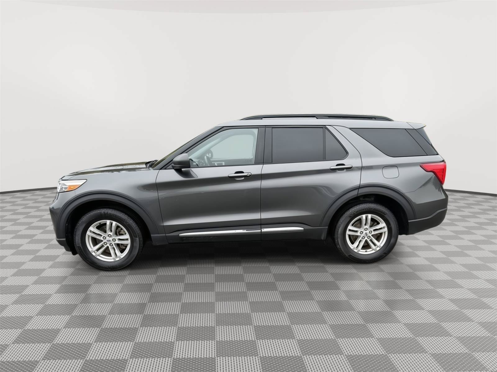 Used 2020 Ford Explorer XLT w/ Equipment Group 202A AWD/4WD image 4