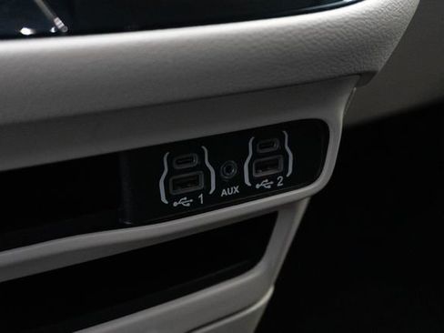 Used 2024 Chrysler Pacifica Touring-L FWD image 12