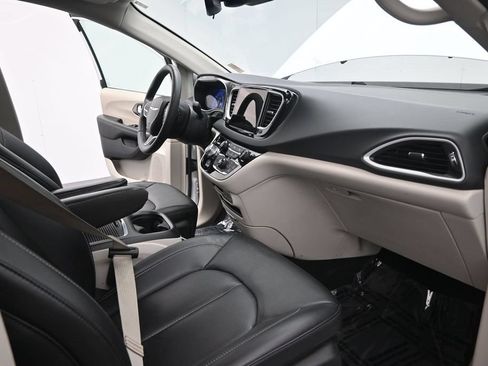 Used 2024 Chrysler Pacifica Touring-L FWD image 19