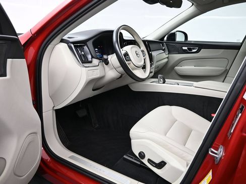 Used 2024 Volvo XC60 B5 Plus AWD/4WD image 9