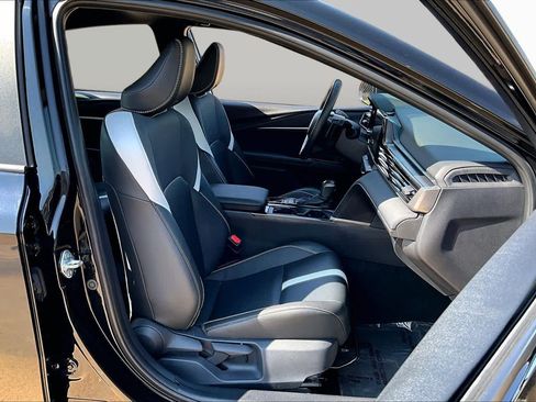 Used 2025 Toyota Camry SE FWD image 9