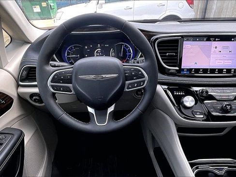 Used 2023 Chrysler Pacifica Limited image 5