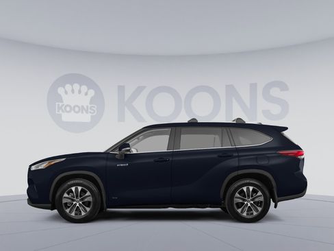 Used 2021 Toyota Highlander XLE AWD/4WD image 2