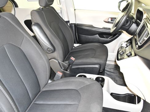 Used 2022 Chrysler Voyager LX image 41