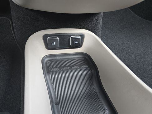 Used 2018 Chrysler Pacifica Touring-L image 33