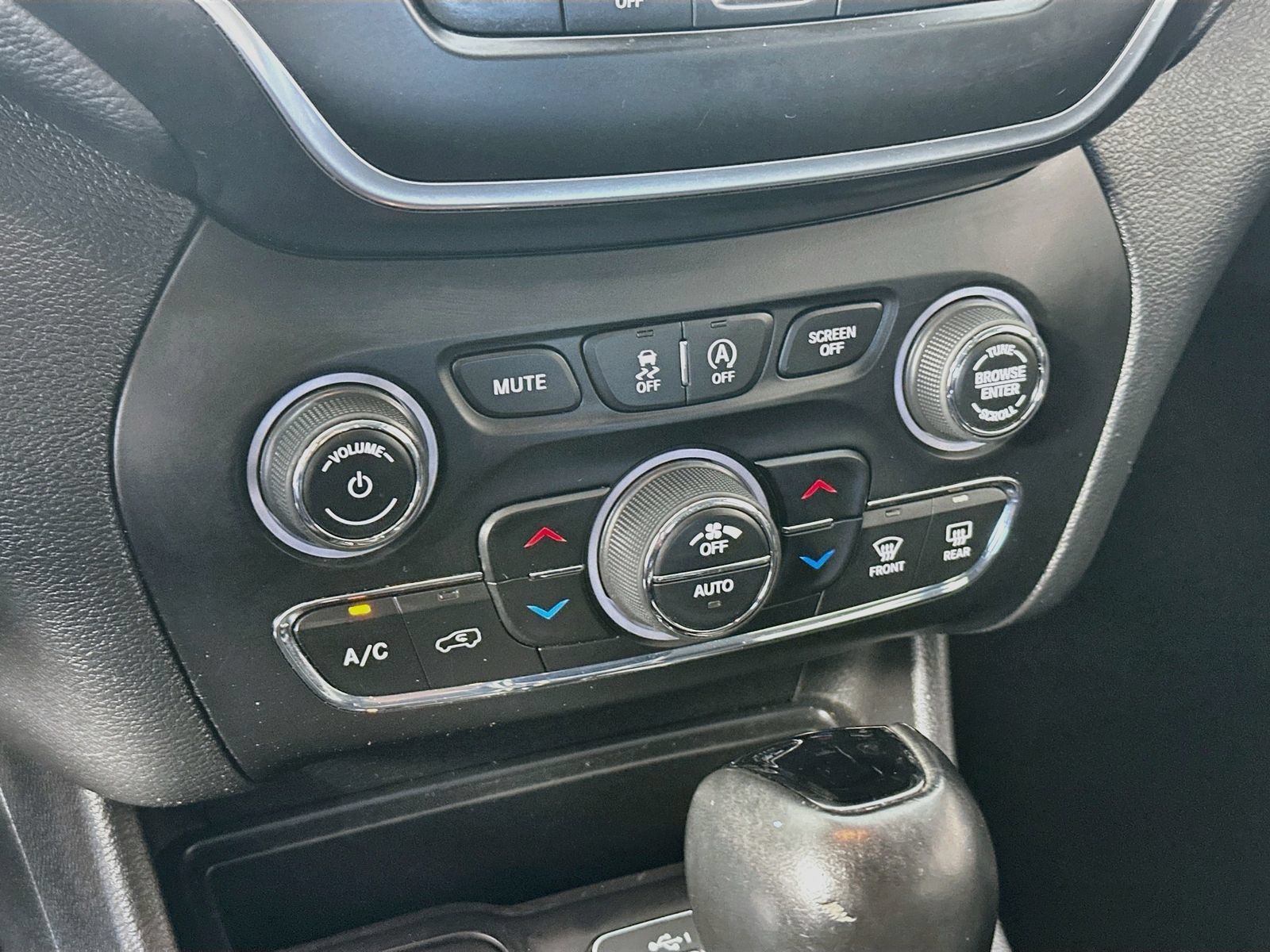 Used 2020 Jeep Cherokee Latitude Plus FWD image 15