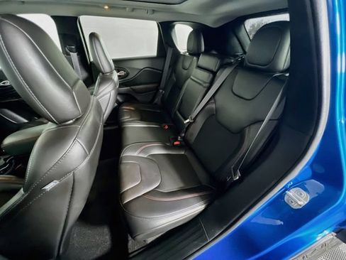 Used 2019 Jeep Cherokee Trailhawk w/ Comfort/Convenience Group AWD/4WD image 30