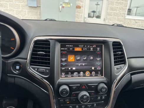 Used 2017 Jeep Grand Cherokee Limited image 12