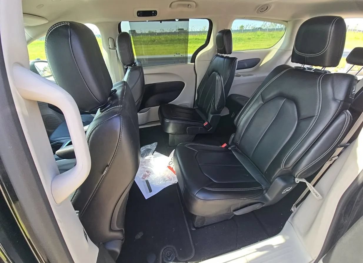 Used 2023 Chrysler Pacifica Touring-L FWD image 54
