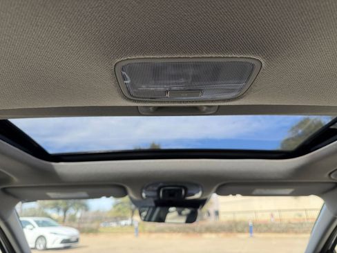 Used 2025 Hyundai Elantra Limited image 29