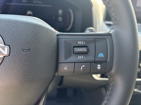 Used 2025 Nissan Rogue SL w/ SL Premium Package image 29